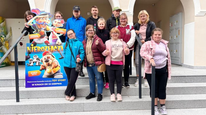 Uczniowie klas przysposabiających przed kinem janosik w Żywcu.