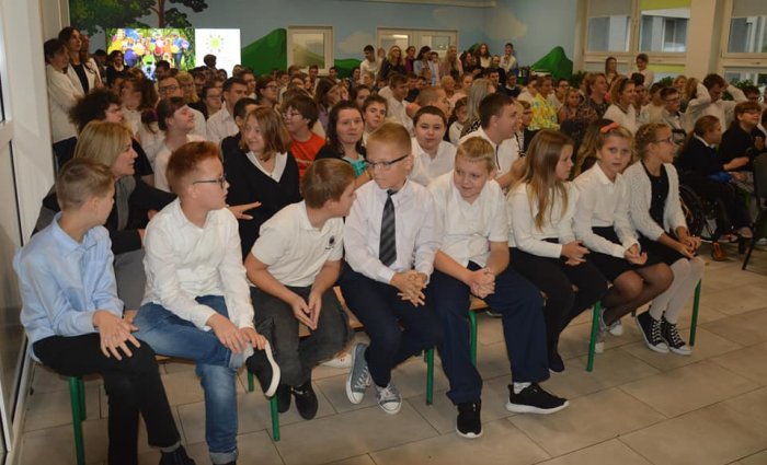 Uczniowie klas młodszych ubrani na galowo.