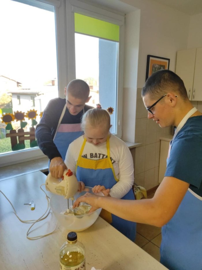 Uczniowie przygotowują ciasto.