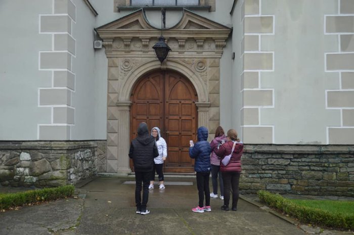Uczniowie przy plenerze fotograficznym przy Katedrze. 