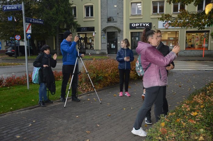 Uczniowie fotografują obiekty sakralne. 