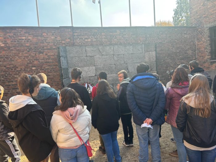 Uczniowie przed bramą śmierci w Auschwitz.