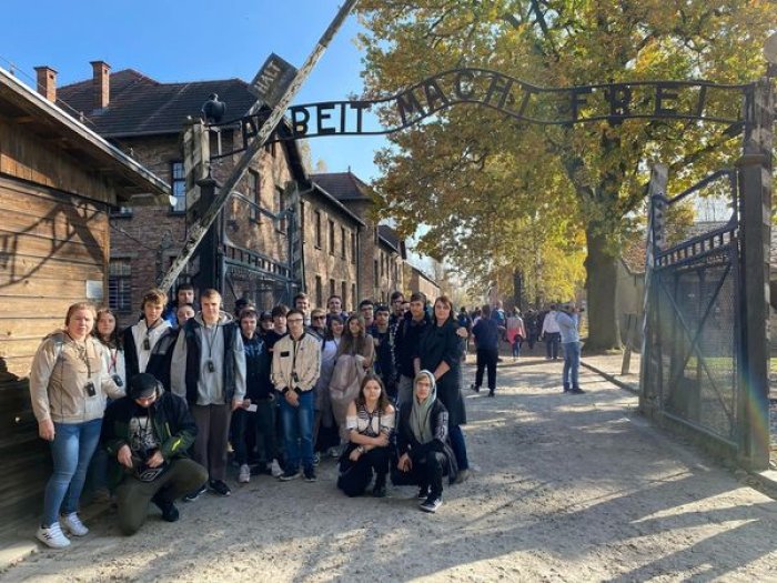Uczniowie naszej szkoły wraz z nauczycielami przed bramą w Auschwitz.