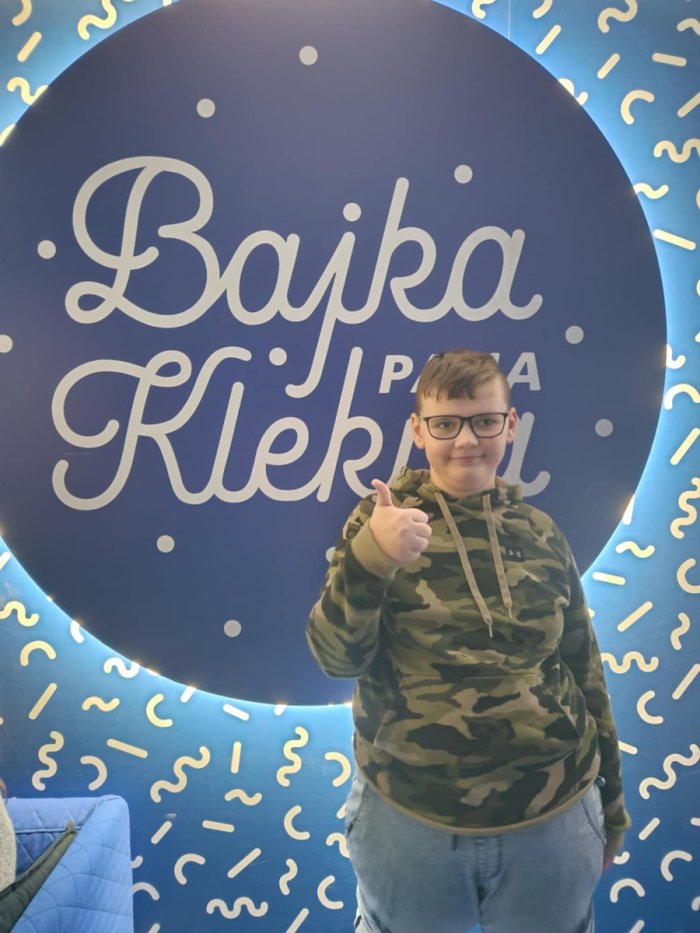 Uczeń pozuje nie zdjęcia w akademii pana kleksa.