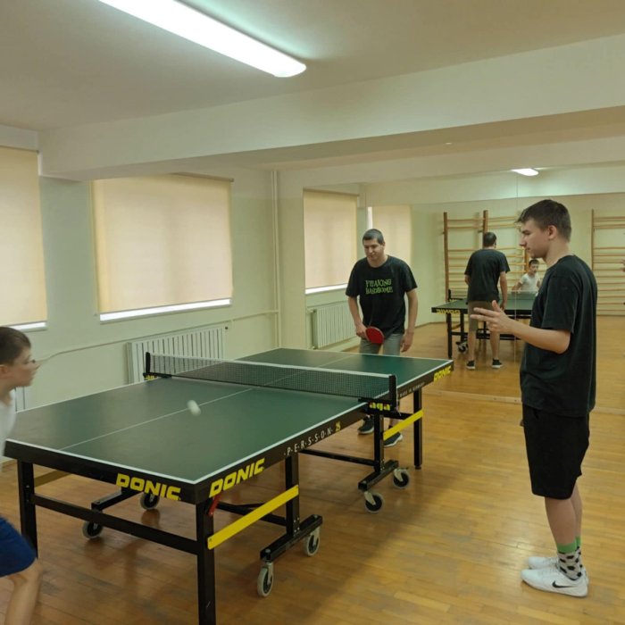 Trening tenisa stołowego.