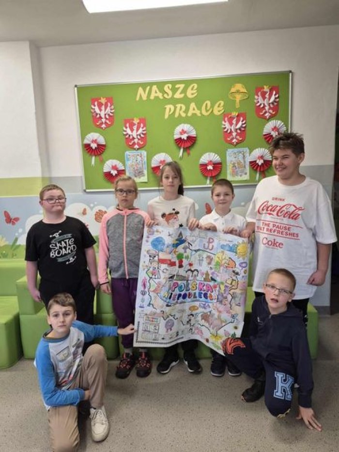 Uczniowie prezentują mapę niepodległości.