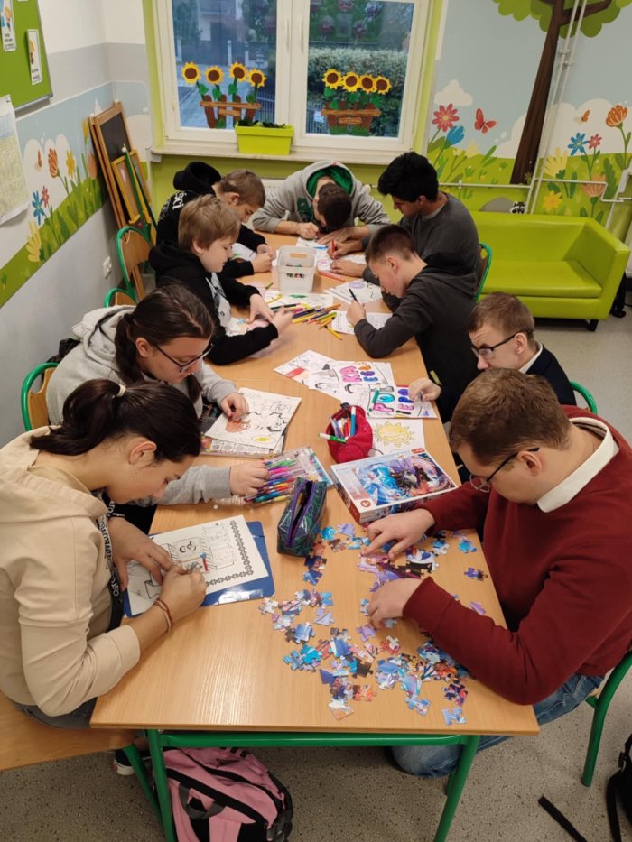 Uczniowie wykonują prace plastyczne na świetlicy.