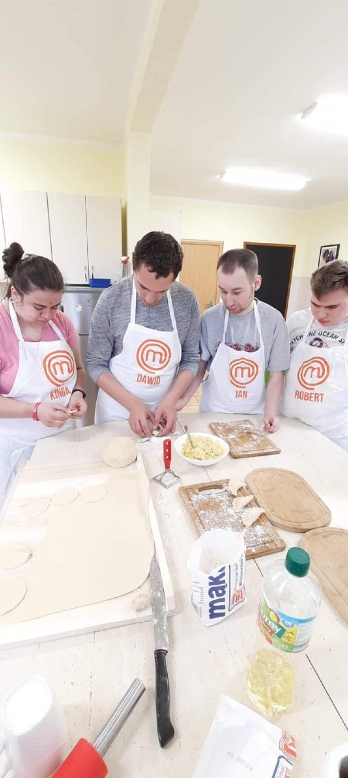 Uczniowie w trakcie kuchennych zmagań z pierogami. 