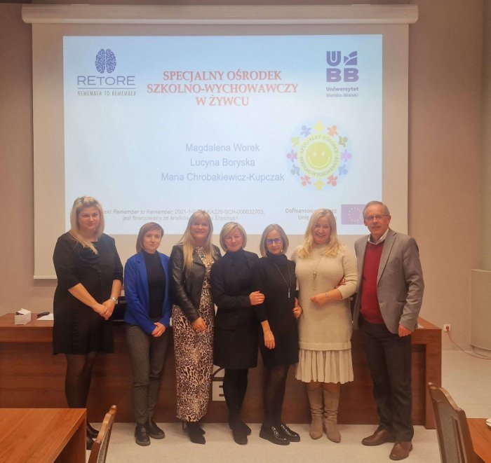 Pani Dyrektor Szkoły wraz z nauczycielami na konferencji podsumowująca projekt Remeber to remeber.