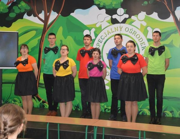 Zespół muzyczny wykonuje piosenkę z repertuaru akademii pana kleksa.