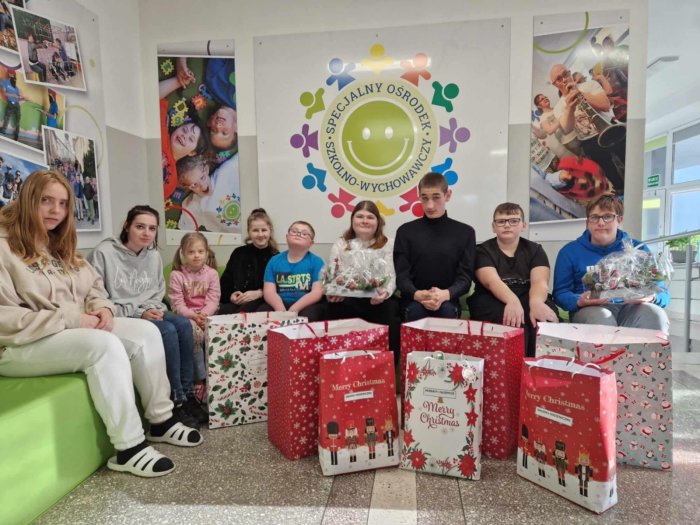 Uczniowie wraz z prezentami dla Seniorów.