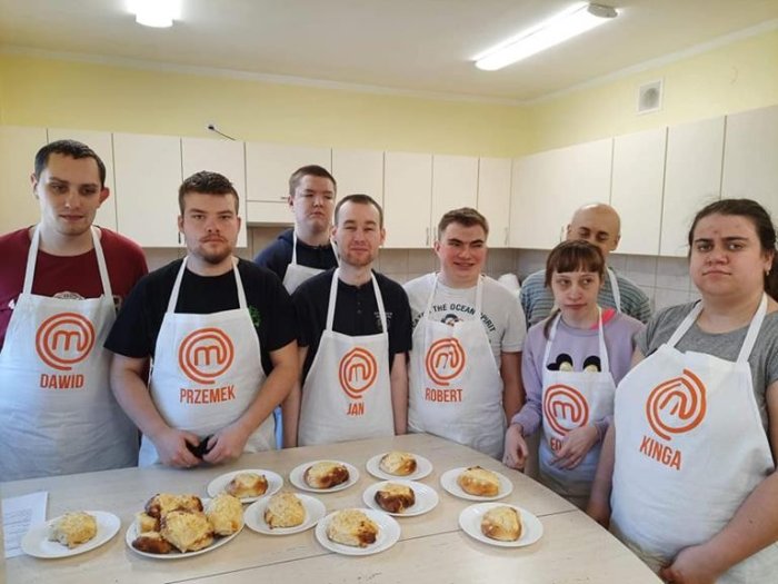 Uczniowie prezentują upieczone drożdżówki