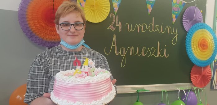 Solenizantka ze swoim tortem  urodzinowym.