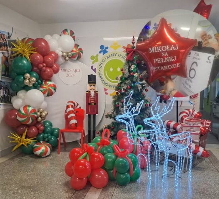 Mikołajkowa fotobudka na holu szkoły.