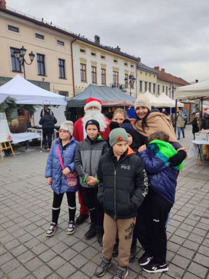 Uczniowie z Mikołajem na żywieckim rynku.