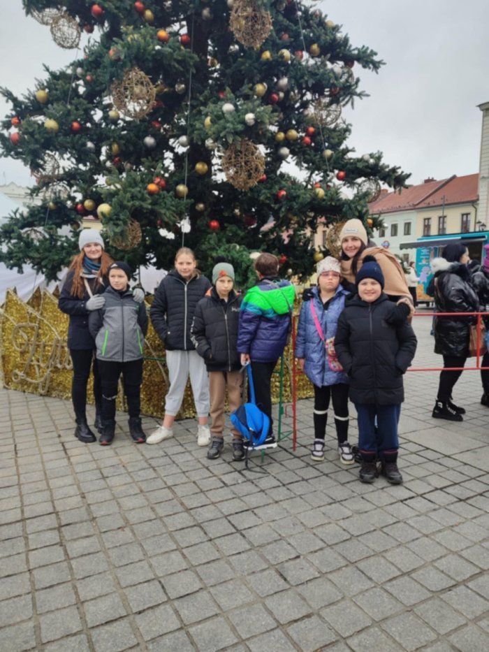 Uczniowie pozują do zdjęcia pod choinką na żywieckim rynku.