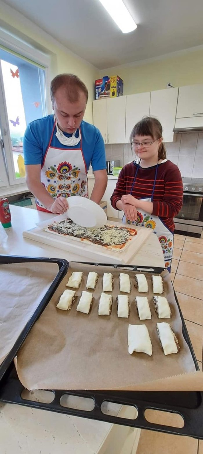 Uczniowie przygotowywują zawijasy z pieczarkami . 
