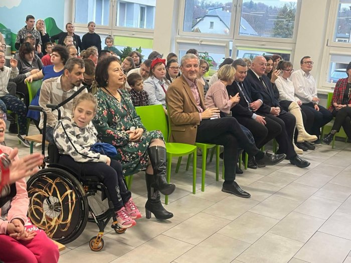 Zaproszeni goście słuchają koncert kolęd.