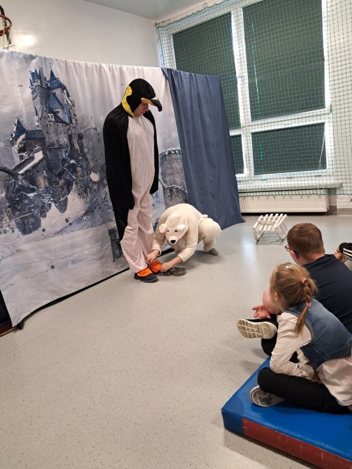 Uczniowie oglądają przedstawienie teatralne w szkole.