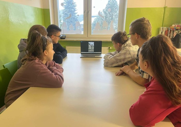 Uczniowie analizują zdjęcia wykonane przez siebie zdjęcia.