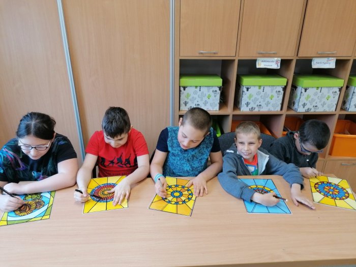 Uczniowie wykonują witraże. 