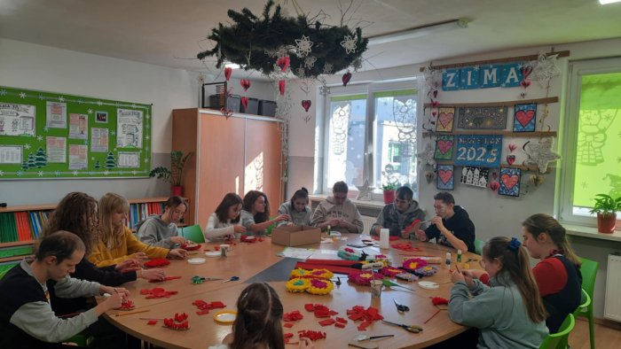 Warsztaty plastyczne z uczestnikami forum samorządów szkolnych.