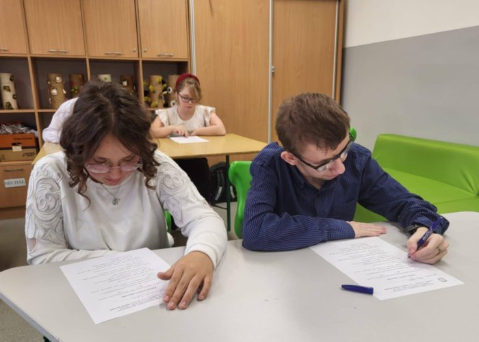 Uczniowie wypełniają arkusze konkursowe na konkursie religijnym.