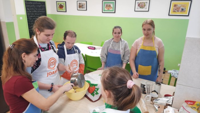 Uczniowie przygotowują pączki.