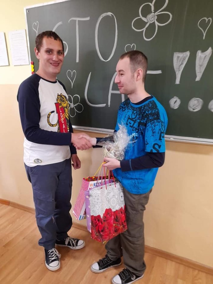 Solenizant przyjmuje życzenia od swojego kolegi. 