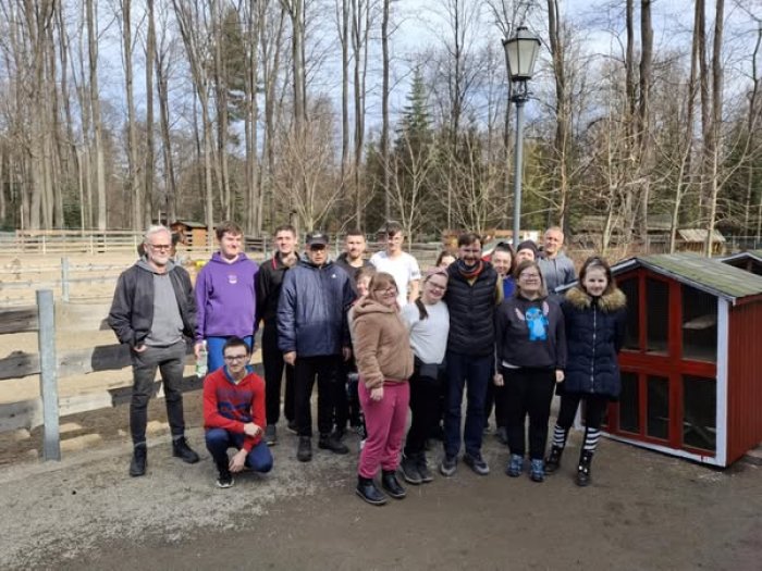 Uczniowie na praktykach w Mini zoo w Żywcu.