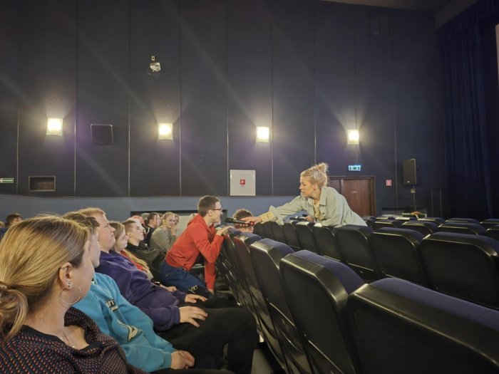 Uczniowie na seansie filmowym w ramach projektu kino szkoła.