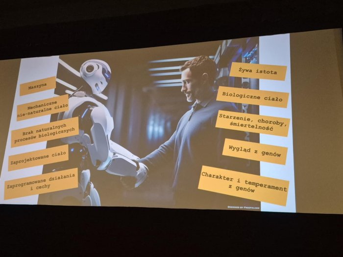 Projekcja filmu o robotach.
