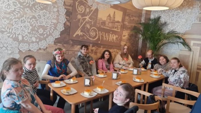 Uczniowie w cukierni Alicja.