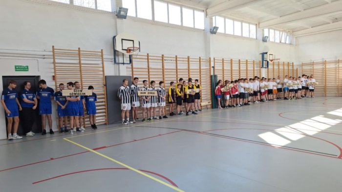 Sportowa reprezentacja uczniów na zawodach sportowych.