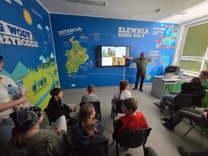 Prelekcja przyrodnicza o sowach prowadzona przez leśnika. 