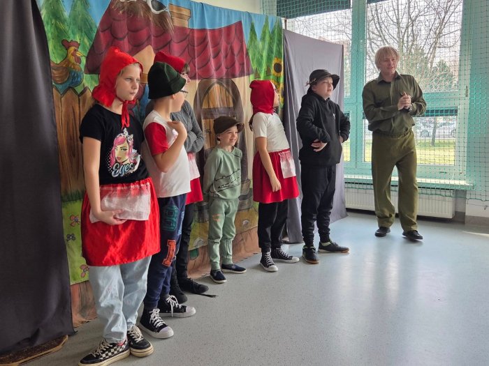 Uczniowie klas młodszych uczestniczą w przedstawieniu interaktywnym. 