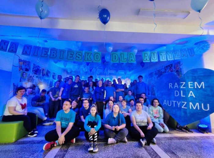 Uczniowie ubrani na niebiesko solidaryzują się z osobami ze spektrum autyzmu.