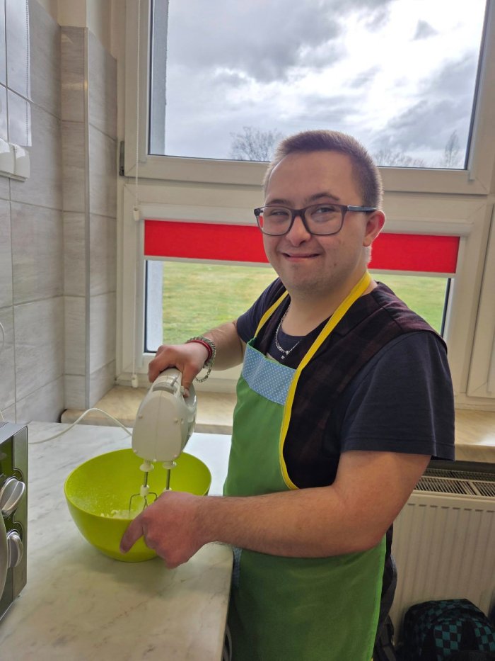 Uczeń obsługuje mikser.