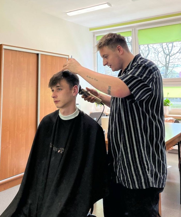 Barber strzyże ucznia.