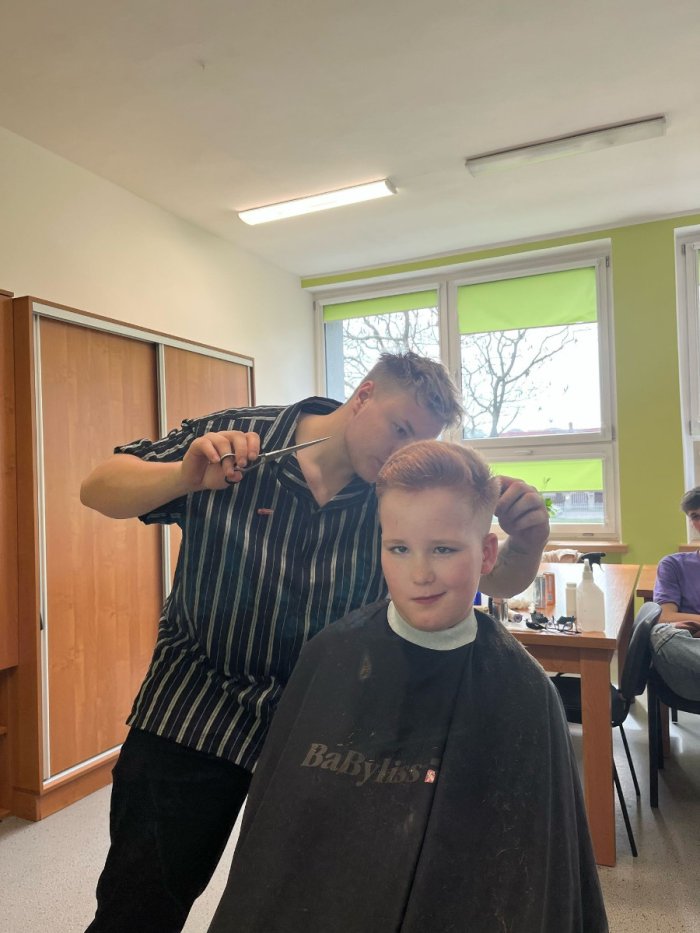 Barber wykonuje fryzurę.