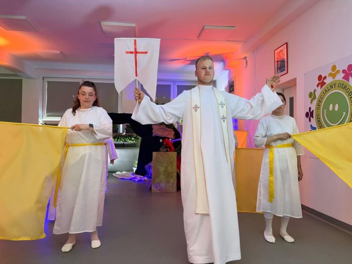 Inscenizacja wielkanocna przygotowana przez młodzież szkolnego koła Caritas.