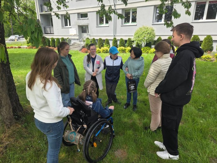 Uczniowie wraz z katechetką omawiają wyniki konkursu Jonasz.