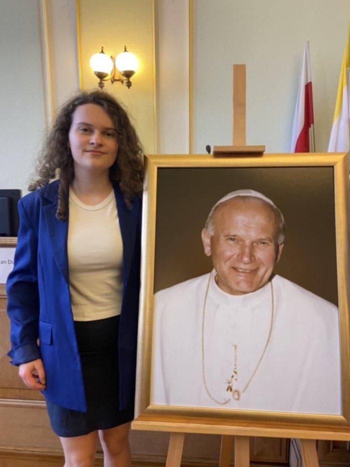 Uczennica naszej szkoły Wiktoria w sali Urzędu Miasta Żywca na uroczystej gali .