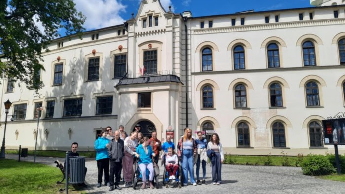 Uczniowie przed Zamkiem Habsburgów w Żywcu.