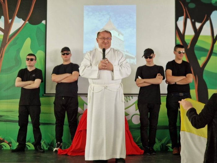 Ksiądz odgrywa rolę Papieża Św.Jana Pawła II.