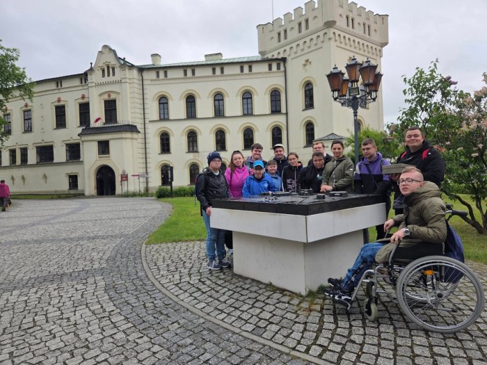 Uczniowie przed 
zamkiem Habsburgów w Żywcu.