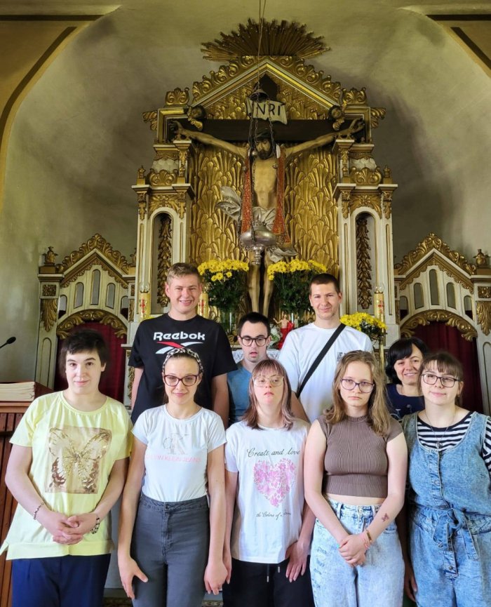Uczniowie w kapliczce Matki Bożej w Żywcu.
