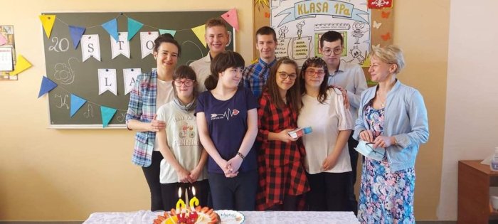 Pani Dyrektor szkoły, wychowawczyni oraz uczniowie klasy1 Pa wraz ze solenizantką Kamilą.