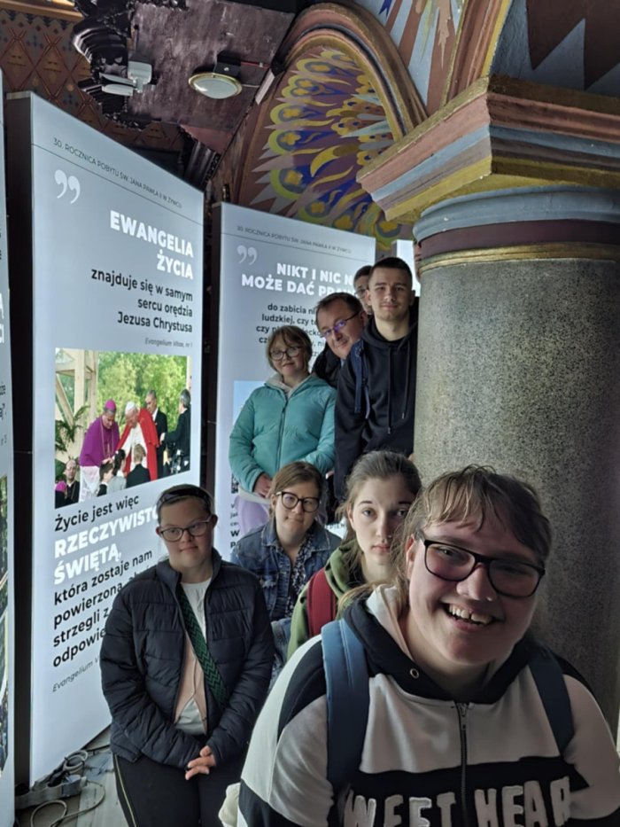 Uczniowie klas przysposabiających do pracy na wystawie o Św.Janie Pawle II. 