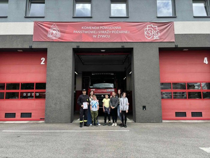 Uczniowie przed gmachem Państwowej Straży Pożarnej w Żywcu.
